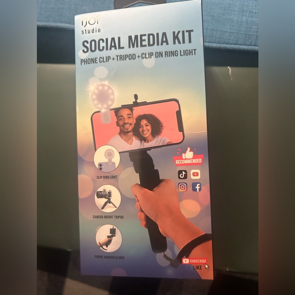 Social media kit, including tripod, phone clip, and light – new